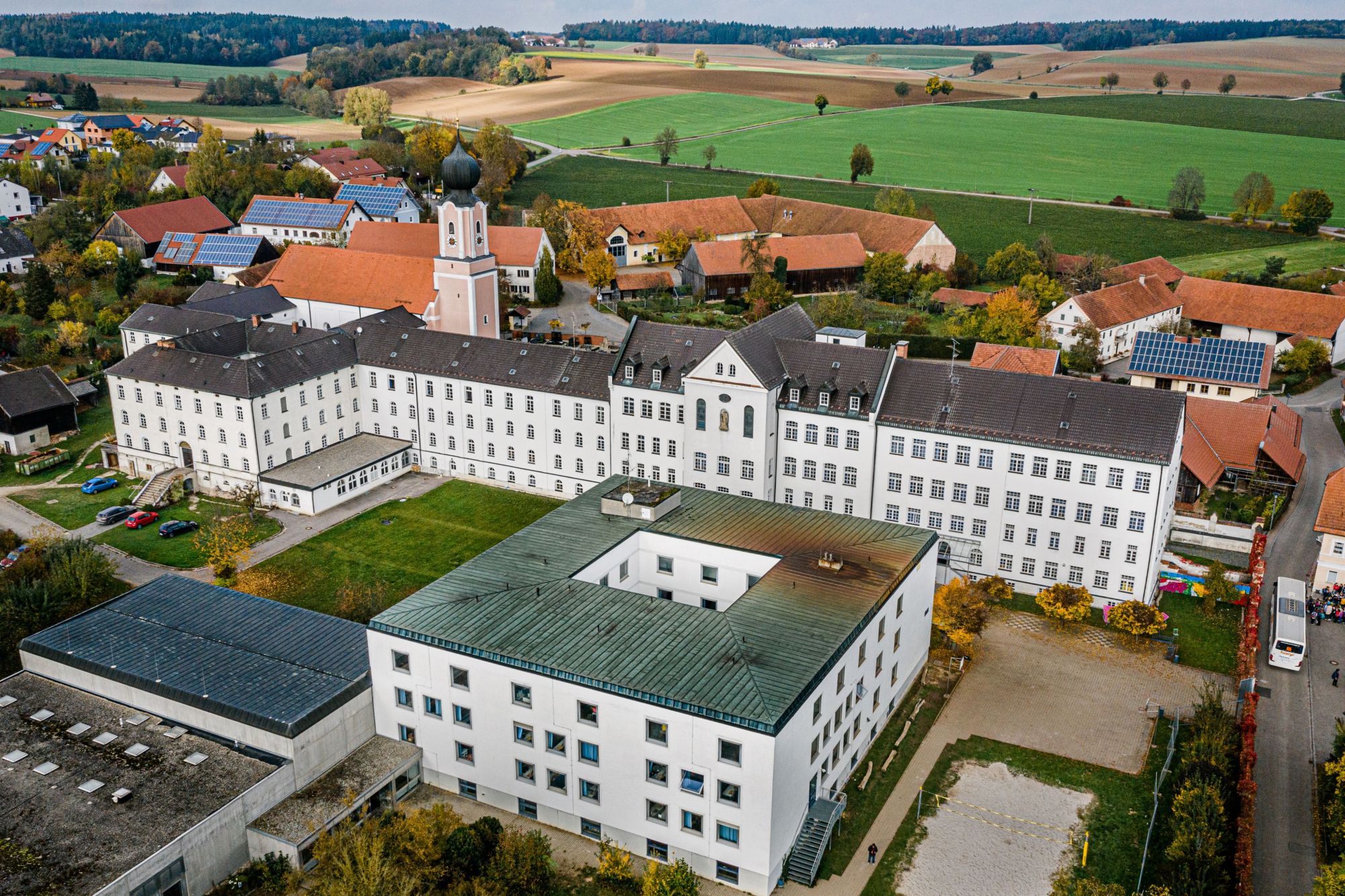 Luftaufnahme des Schulgeländes in Oberroning
